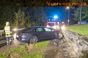 Sportwagen prallt in Rehberg gegen eine Steinmauer