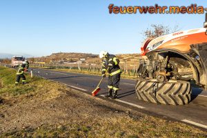 Pkw kollidiert mit einem abbiegenden Traktor