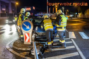 Zu schwungvoll mit Pkw durch den Kreisverkehr gegen eine Laterne