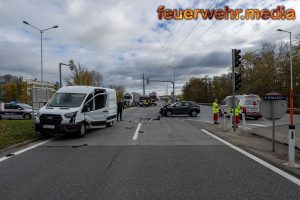 Transporter und Pkw kollidieren beim Abbiegen miteinander