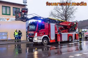 Heftiger Sturm beschädigt ein Dach