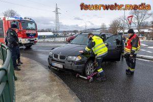 Fahrzeug prallt gegen ein Brückengeländer