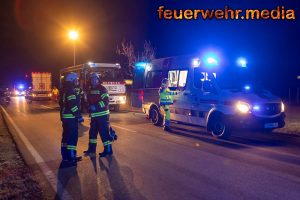 Pkw prallt auf der B35 gegen einen Baum