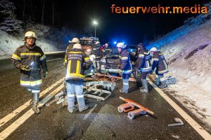 Person mit Spineboard aus verunfallten Fahrzeug gerettet