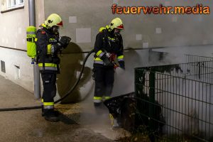 Brennende Müllbehälter – Brand droht auf Fassade überzugreifen