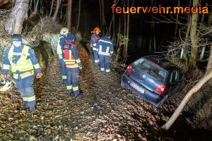 Fahrzeuglenker verirrt sich auf einen Waldweg – Pkw droht abzustürzen