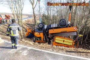 Extremes Glatteis – Straßendienstfahrzeug landet am Dach liegend im Straßengraben