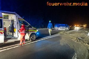 Pkw liegt in der Section Control der B37 quer über die Straße