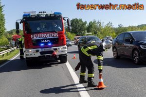 Verkehrsunfall – Pkw steckt unter der Leitschiene