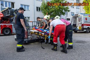 Patienten mittels Drehleiter zum Rettungswagen transportiert