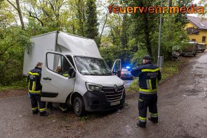 Lieferwagen bleibt in einer Kehre stecken