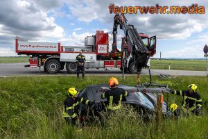 Unbeschädigter Pkw aus einem Entwässerungsgraben geborgen