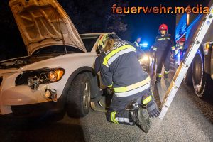 Fahrzeug nach Kollision mit einer Leitschiene von der Feuerwehr geborgen