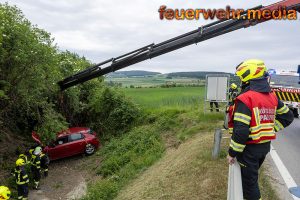 Pkw fuhr auf die Leitschiene auf und stürzte in einen Wassergraben