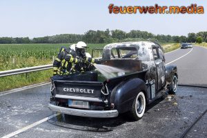 Oldtimer auf der S5 bei Grunddorf in Vollbrand
