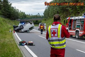 Vier Verletzte nach Fahrzeugüberschlag auf der B37