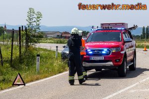 Pkw rammt Zaun von einem Schotterteich