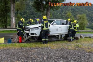 Pkw prallt gegen Parkplatzbegrenzung