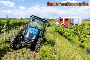 Traktor in gefährlicher Schieflage