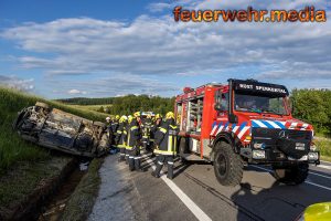 Pkw rammt Verkehrszeichen und überschlägt sich
