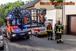 Patientin mittels Drehleiter zum Rettungstransportwagen transportiert