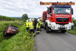 Pkw rollt auf der L7097 in den Straßengraben