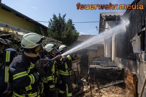 Brand im Garten droht auf ein Wohnhaus überzugreifen