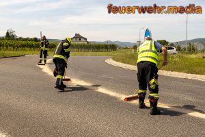 Treibstoffspur im Kreisverkehr auf der L100