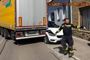 Sattelanhänger verkeilt sich mit einem Pkw