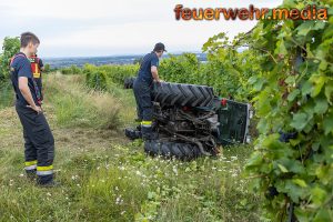 Traktor bei Arbeiten im Weingarten umgekippt
