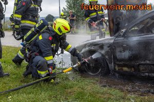 Pkw beginnt während der Fahrt zu brennen