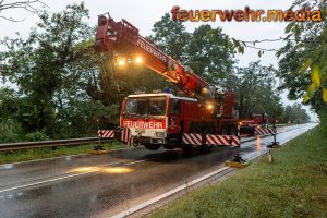 Baum stürzt auf Haus – Feuerwehrkran im Einsatz