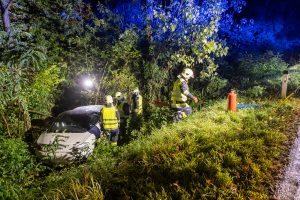 BMW schleuderte quer über die Straße und landete im Straßengraben