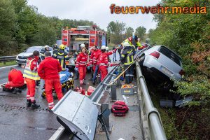 Pkw droht nach Unfall abzustürzen – Person im Wrack eingeklemmt