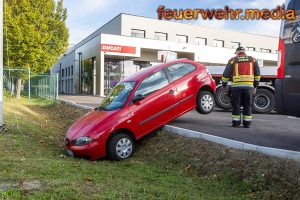 Pkw rollt in einen Entwässerungsgraben