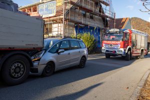 Pkw prallt gegen einen abgestellten Anhänger