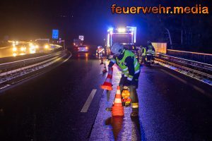 Abendliche Fahrzeugbergung nach Verkehrsunfall auf der Donaubrücke
