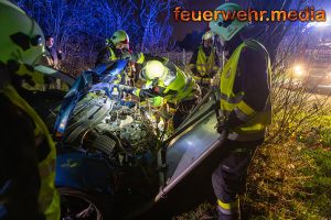 Pkw prallt gegen Verkehrszeichen, Ortsschild und Baum