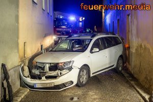 Pkw prallt gegen eine Hausmauer und blockiert eine Engstelle
