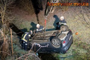 Pkw landet am Dach liegend im Lengenfelder Bach