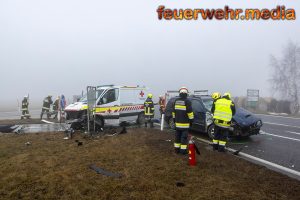 Pkw prallt beim Abbiegen gegen ein Rettungsfahrzeug