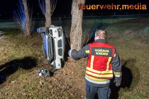 Pkw prallt mit dem Dach gegen einen Baum