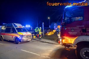 Kreuzungsunfall in Gneixendorf – Pkw wird zum Beethovendenkmal geschleudert