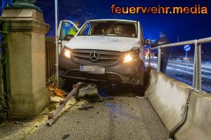 Transporter rammt einen Pkw und landet am Gehsteig