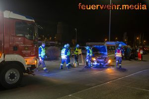 Heftiger Zusammenstoß zweier Pkw auf einem Supermarkparkplatz