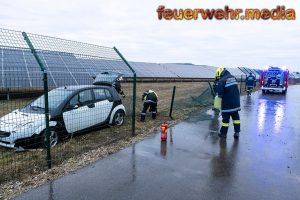 Glatteis – Pkw durchbricht einen Zaun