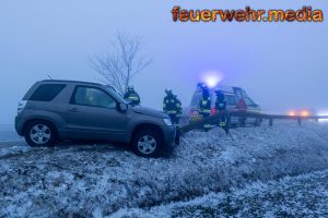 Pkw prallt im dichten Nebel gegen eine Leitschiene