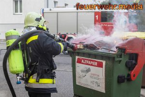 Altpapiercontainer in einer Wohnhausanlage in Brand geraten