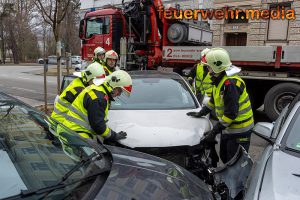 Kleinwagen rammt drei parkende Fahrzeuge vor dem Parkhotel in Krems