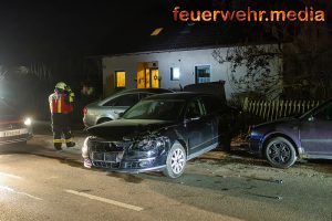 Zwei geparkte Pkw und einen Gartenzaun bei Unfall beschädigt